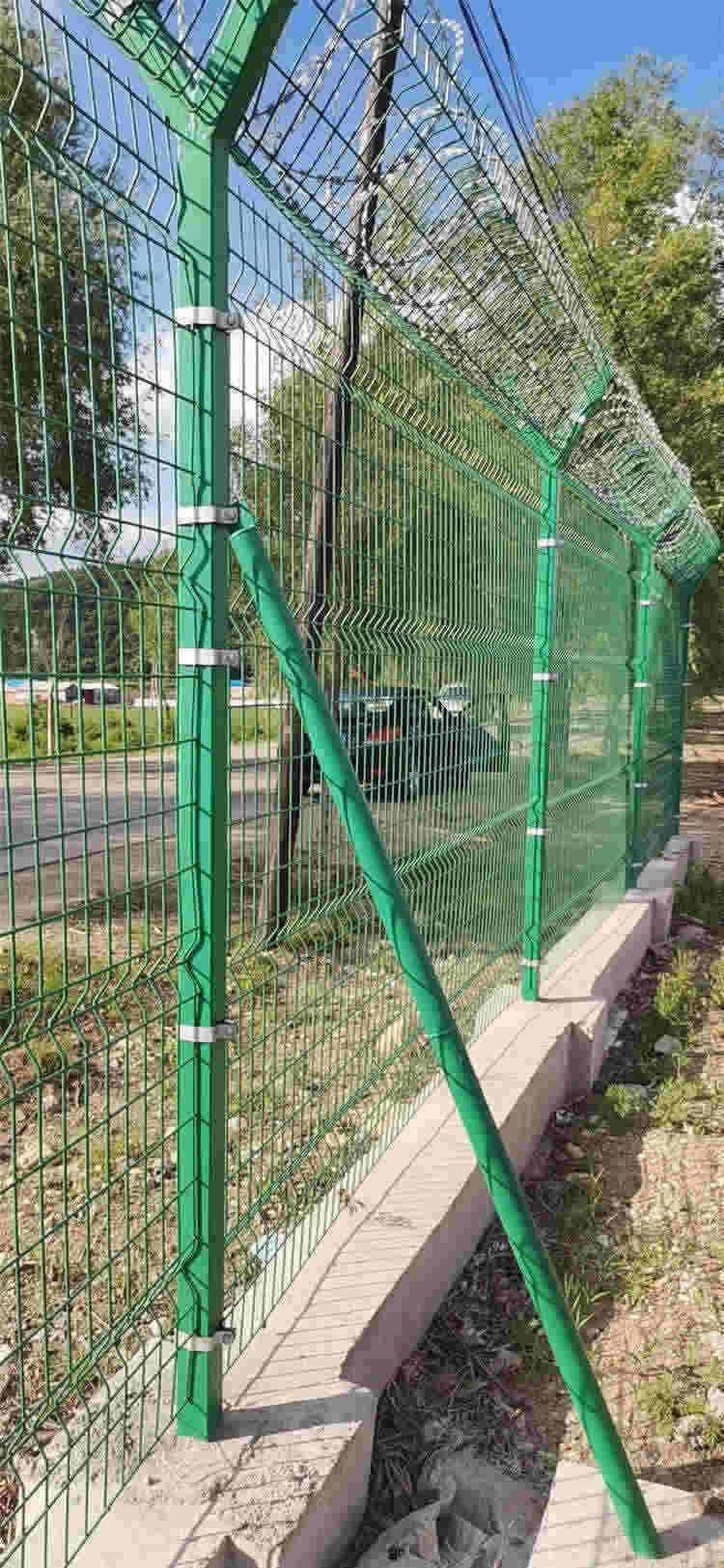 飛機(jī)場(chǎng)圍欄網(wǎng)又稱作鋼筋界圍網(wǎng)
